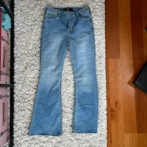 Jeans ifrån hollister som heter ”high rise flare classic stretch”, som nästan aldrig har använts eftersom storleken inte passar mig! Ser helt nya ut. 🥰Passar storlek XS/S