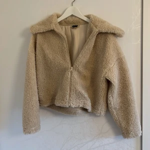 pälsjacka - Säljer nu min pälsjacka från Gina Tricot. Aldrig använd, i storlek XS MEN otroligt stor i storleken! Täcker till midjan. Nypris: 500kr Säljer för: 200kr