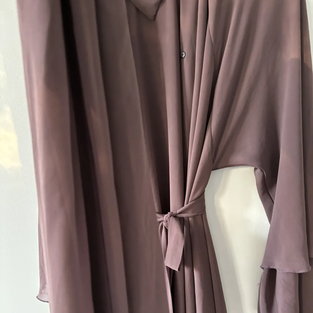 Jätte fin abaya med tillhörande slöja i samma färg kommer med skärp i samma material. . Klänningar.