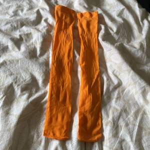 Ett par knästrumpor i orange färg som aldrig har använts. Storleken är one size men funkar för många olik storlekar då dem är stretchiga