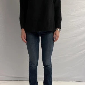 Mörkblåa Lee jeans - Medelhöga mörkblåa jeans som är uppsprättade💗