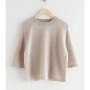 & other stories stickad tröja  - Jättefin och i bra skick. Tröjan är bara använd 2 gånger och säljs då den inte används. Pris kan diskuteras 