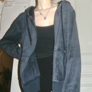 Velourhoodie - Mörkblå velourhoddie från Cubus. Stl XL men sitter bra på mig som är stl S. Köpt second hand och väl använd. Skriv för mått. Priset kan diskuteras. Köparen står för frakten men kan även mötas upp på Södermalm i Stockholm. 