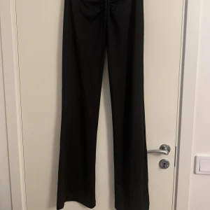 Utsvängda byxor  - Super mjuka utsvängda tights från Monki i storlek M. Rynkade detaljer fram på midjan.