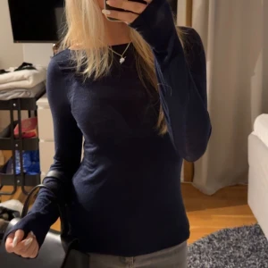 Intimissimi tröja  - Super snygg marinblå intimissimi tröja i storlek S. Använd sparsamt och har inga defekter🙌💗