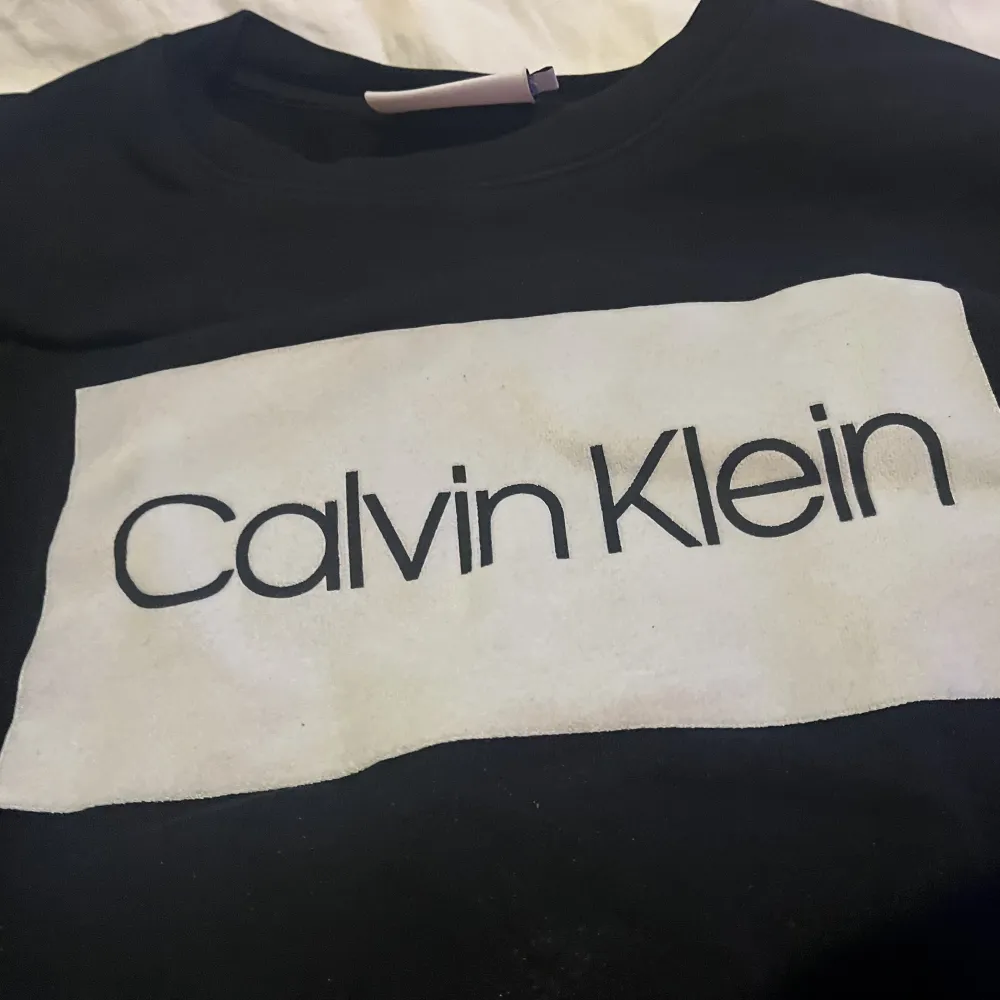 Tröja ifrån Calvin Klein i jättebra skick. Väldigt sparsamt använd, strl m. . Hoodies.