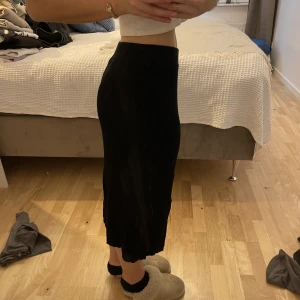 Tubkjol Indiska - Svart ribbad kjol från Indiska i strl S, mkt bra skick 🥰  Kolla mina andra annonser, samfraktar gärna!!! 🤝