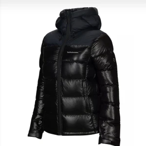 Peak performance jacka  - Säljer min svarta peak performance vinterjacka! Den är i väldigt bra skick och perfekt till vintern, den är super varm. Funkar både herr och dam! 💕🫶Pris kan diskuteras. Ny pris 4500! 