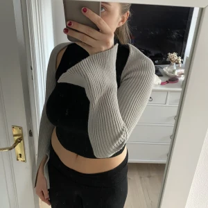 Grå bolero zara - Så snygg bolero med slits från zara! Använd cirka 1 gång❤️‍🔥❤️‍🔥
