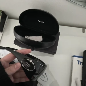 Prada solglasögon  - Säljer då de inte passade mig🫶🏽