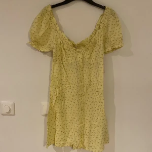 Gul klänning - Prislapp finns kvar. Aldrig använd. 