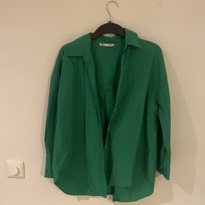 Grön skjorta - Lite figursydd.