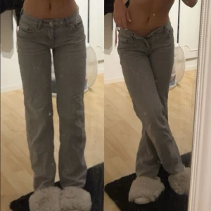 Gina low waist gråa jeans - De trendiga gina tricot gråa low waist jeans! Har blivit för små för mig, därför säljer jag. Använt få gånger och i bra skicka! Midjemått: 37cm Innerben: 75cm Längd: 95cm