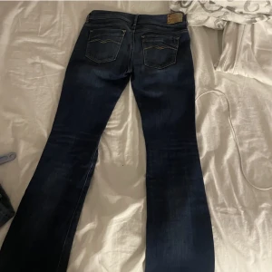 Replay byxor - Super snygga bootcut byxor som tyvärr inte passar mig längre. I väldigt fint skick! Tveka inte på att ställa frågor, bilder är det lite ont om då de inte passar mig längre!💕