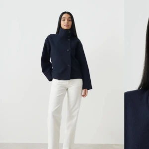 Kort kappa - Marinblå kort kappa från Gina Tricot, aldrig använd med prislappar kvar!