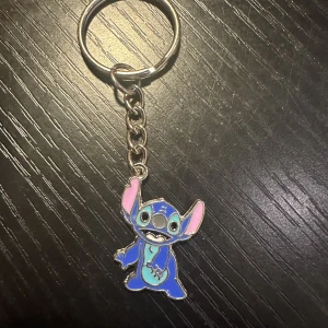 Nyckelring med STITCH  - Ny nyckelring med STITCH. Köp idag, imorgon kan den vara såld.