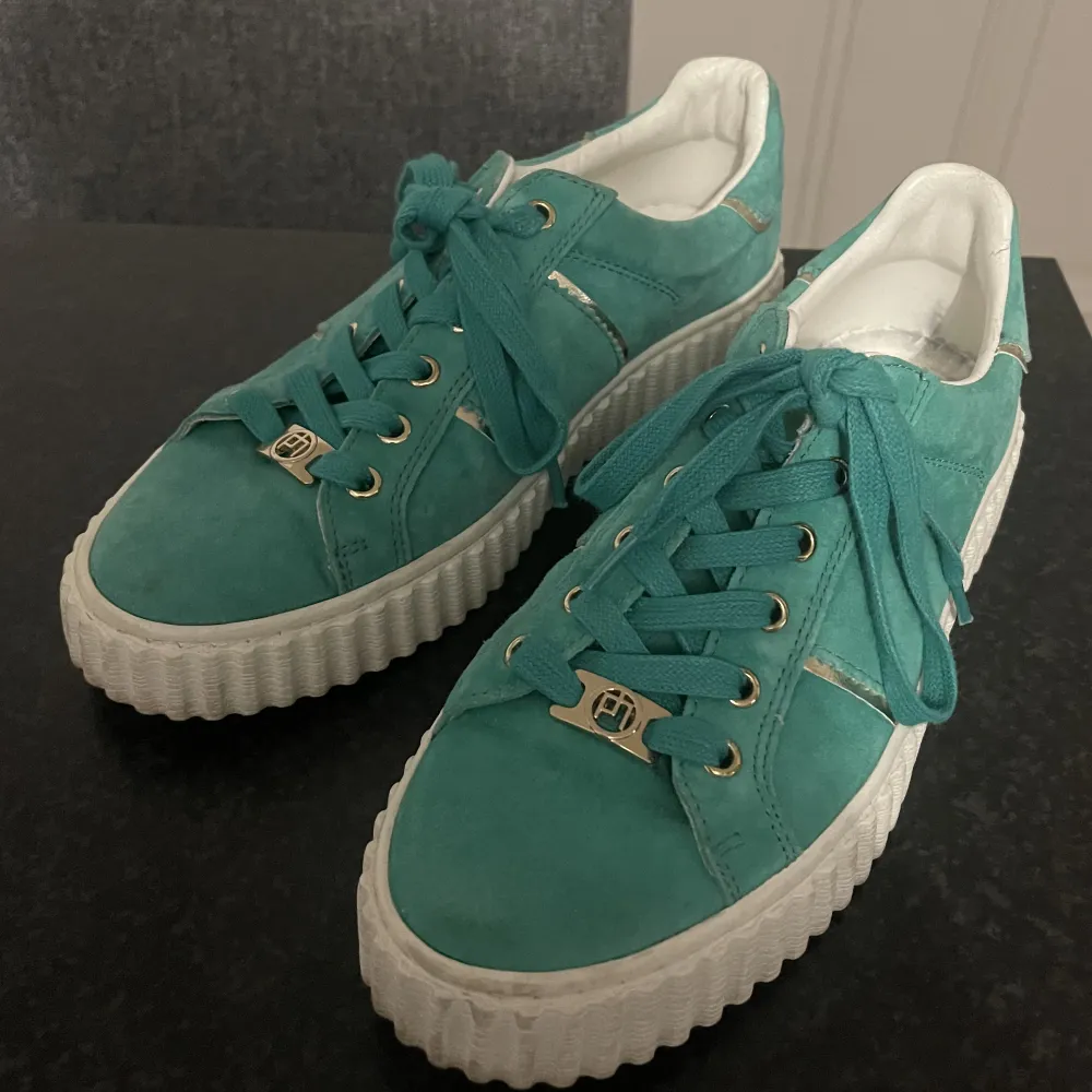 Skit snygga philip hog sneakers! Sån fin färg! Jag har själv använt dem max 3 ggr då dem va lite försmå för mig, är i jätte fint skick, orginal pris ungefär 1000kr💚( storlek 37 men passar även 38, jag har 39 och dem blir försmå vid hälen). Skor.