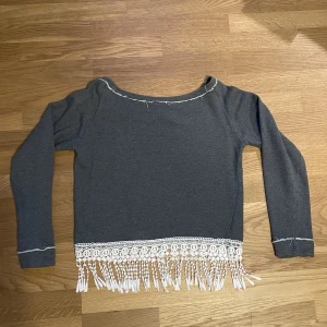 Tröja med fransdetaljer - Något croppad i modellen. Fint skick. Ovanligt vintage fynd!