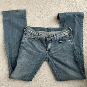 REPLAY jeans - Lågmidjade replay jeans, strl W.30 L.34, fint skick. Ganska små i strl