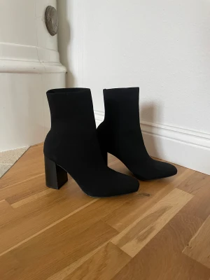 Boots  - ”Stövel” i bomullstyg.  Väldigt sköna, sitter som en strumpa.  Skada på ena klacken, se bild 