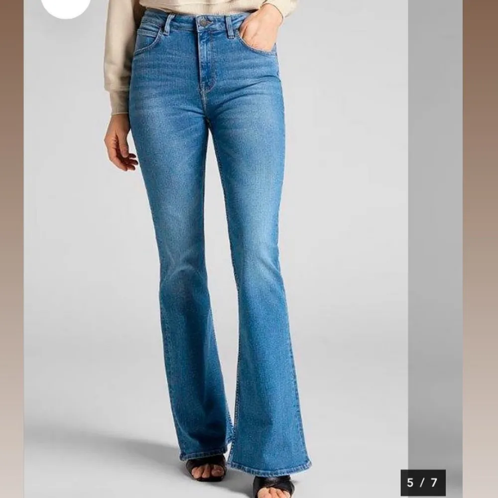 Jättefina bootcut jeans från Lee, knappt använda och fortfarnade i fint skick! Köpa för 1099 och säljer för 500,Hör av er vid frågor💖. Jeans & Byxor.