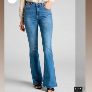 Bootcut jeans  - Jättefina bootcut jeans från Lee, knappt använda och fortfarnade i fint skick! Köpa för 1099 och säljer för 500,Hör av er vid frågor💖