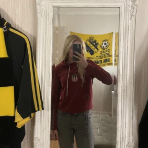 GANT hoodie Dam - Storlek S. Passar bra till storleken och är i fint skick. Tyvärr så kommer den inte till användning.