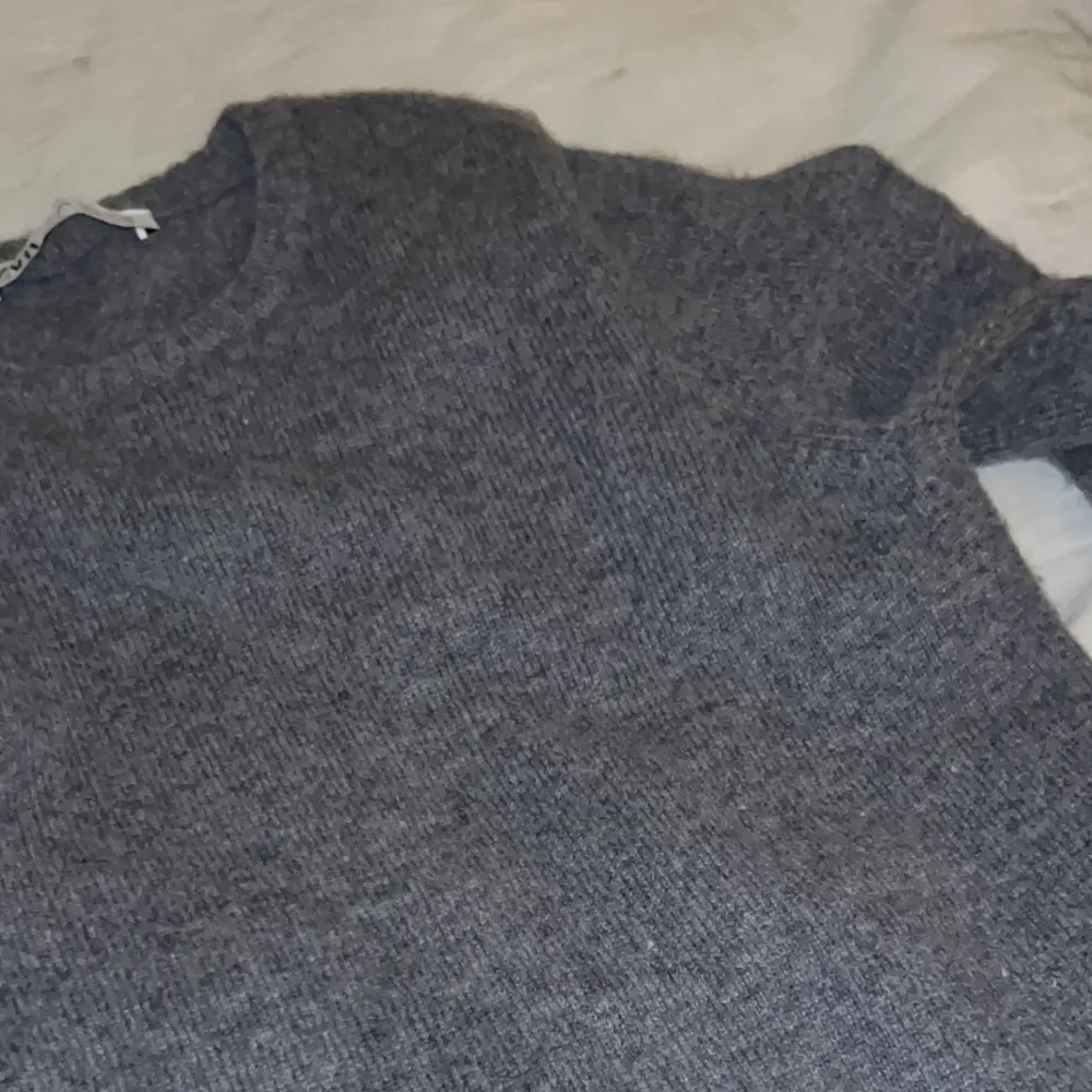 Säljer min super fina stickade tröja från Zara i storlek S💗 Köpt för 599 kr men säljer för 150 kr!. Tröjor & Koftor.