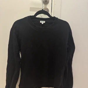 Kenzotröja herr - Säljer min pojkväns Kenzo-tröja. Storlek M, men lite liten i storleken.  Nypris är 2500kr men säljer för 600kr.