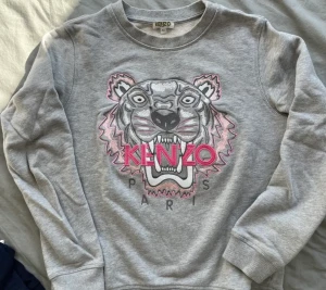 Kenzo tröja  - Jättefin ljusgrå tröja från Kenzo. Som ny. 