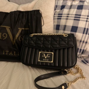 19V69 Versace västa oanvänd💓 - aldrig använd, känner att jag aldrig kommer använda den så därav säljer jag💓 nypris 2700 mitt pris 2100 diskuterbart, bevis på att den är äkta finns, originalspåren hänger med! plasten kvar på märket inuti väskan💓fler bilder finns vid önskan