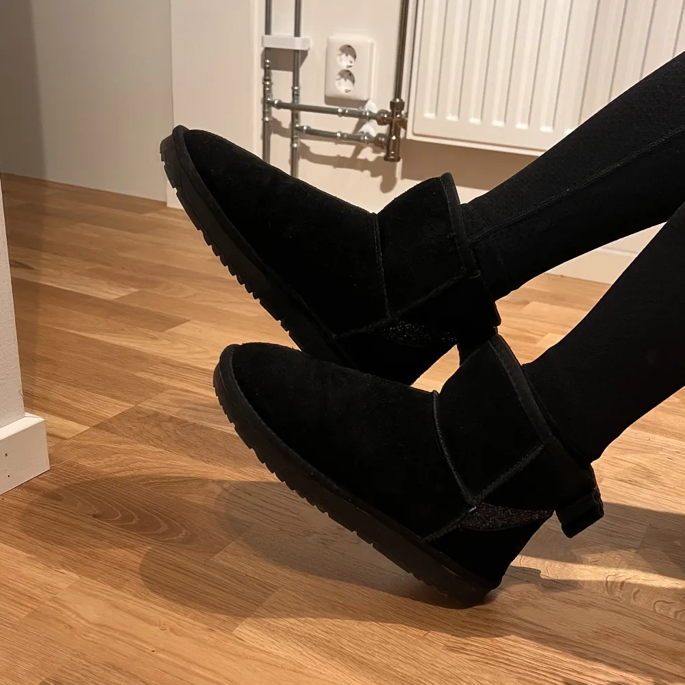svarta ugg typ skor, storlek 39. Skor.