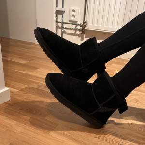 svarta ugg typ skor, storlek 39