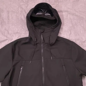 C.P Company jacka  - CP Company jacka som både e vindtät och vattentät. I väldigt bra skick, finns inga skador eller defekter. Köpt på plick så är nog inte äkta därav priset. Skick 9/10. Priset går att diskutera.
