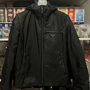 Prada Re-Nylon Puffer - Utmärkt skick, kommer med galge och kvitto. Storlek 48 (medium)