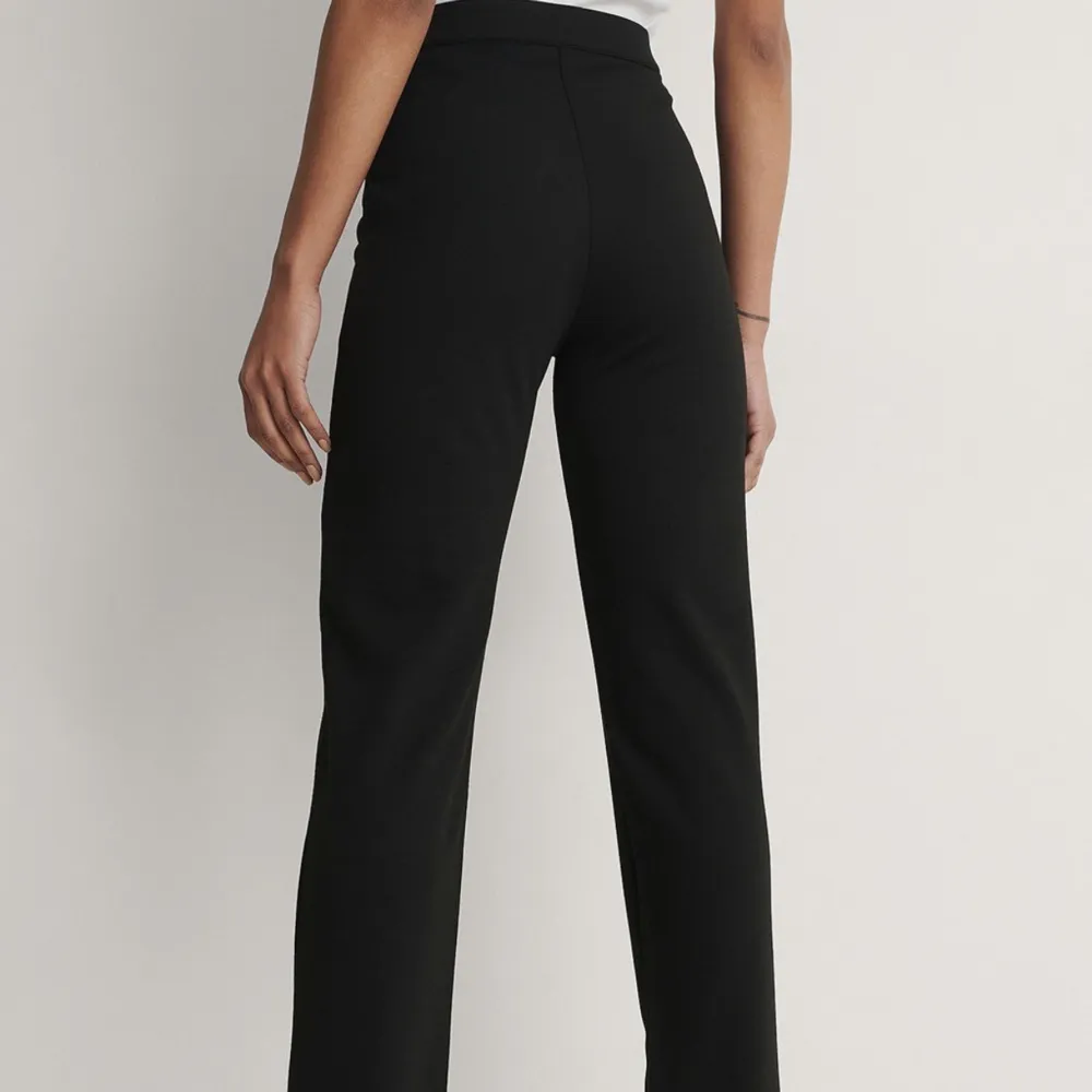 Svarta kostymbyxor i ett mjukt stretchigt material. Jeans & Byxor.
