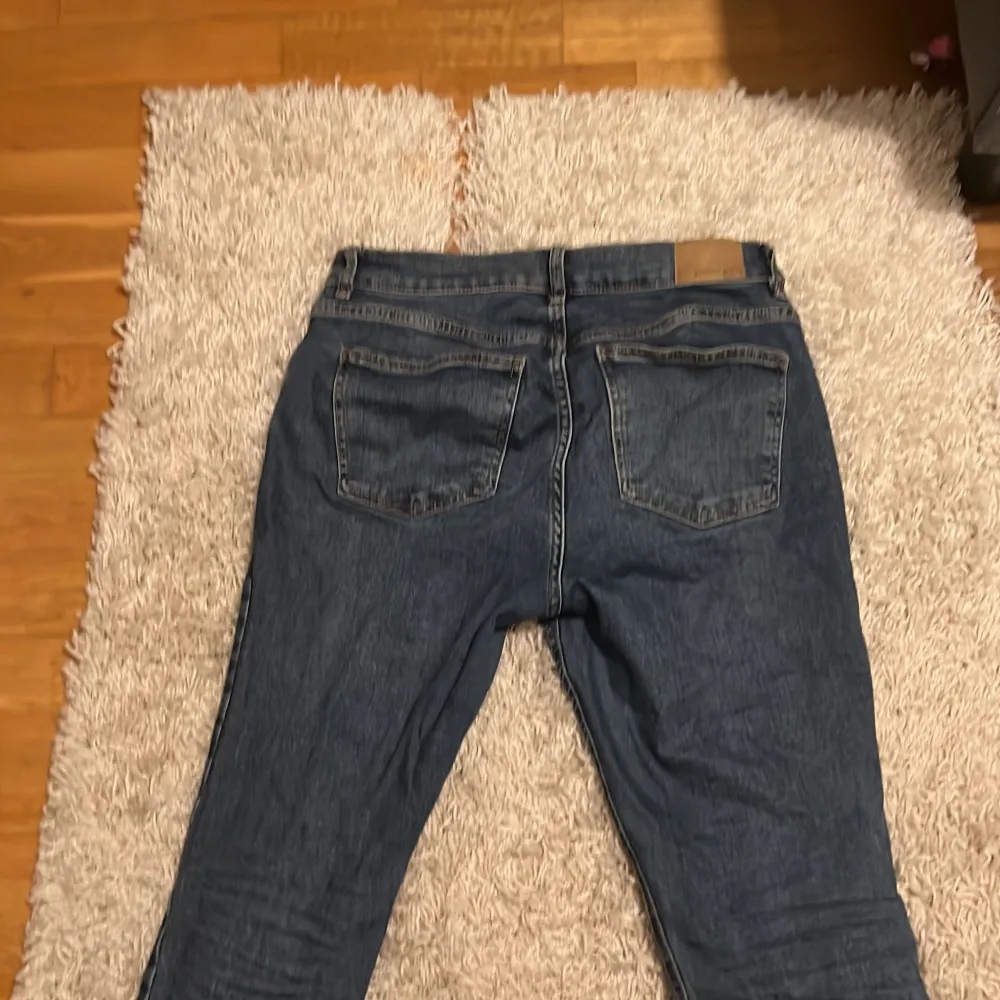 Trendiga Low-waist bootcut jeans! Nypris 600, sitter jätte skönt. Säljer pga ingen användning ❤️. Jeans & Byxor.