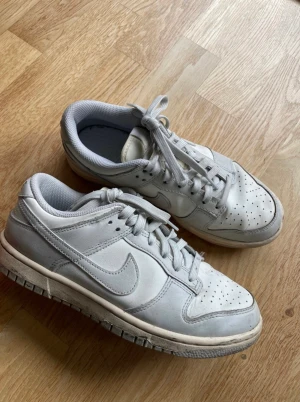 Nike dunk low - Säljer mina Nike dunk low för att dem är förstora för mig. Stolek 38,5, (7,5 i us). Färg grå/vit.