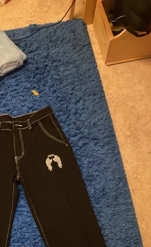 Baggie jeans me print bak och fram -  fått många komplimanger på dom här men har köpt nya ;)