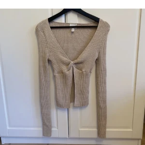 snygg topp!! - en design by si liknande topp, super snygg. den är ganska liten i storleken så skulle säga att den mer ör i xs o inte s