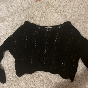 Virkad tröja från zara! - Jätte snygg tröja perfekt som en overshirt! Säljer pga ingen användning för den, användt Max 4 gånger❤️  Säljer för 120, nypriset är 400😗