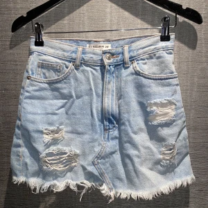 Jeanskjol | Pull & Bear - En jättefin jeanskjol från Pull and Bear i storlek Small. Den är i använt, men fortfarande bra skick, därför säljer jag för nedsatt pris! Skriv privat för mer bilder och info.