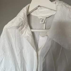 Skjortklänning med knytdetalj. Använd 1-2 gånger. Sista bilden visar tydligare hur modell och passform ser ut, men i en annan färg. Strl xs men sitter mer som en S