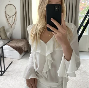 Zara blus - Vit zara blus som jag köpte här på plick men tyvärr för liten  (lånade bilder) 