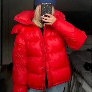 Jacka - Säljer min skit snygga bikbok vinterjacka, så fint skick inga skador eller så.Kan mötas upp i Stockholm city❤️ 