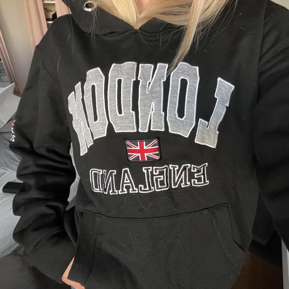 Säljer min hoodie jag köpte i london för några år sedan, säljer då den inte längre kommer till användning 💙 skriv för info eller mer bilder☺️. Hoodies.