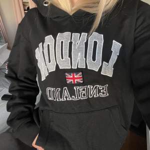 Säljer min hoodie jag köpte i london för några år sedan, säljer då den inte längre kommer till användning 💙 skriv för info eller mer bilder☺️