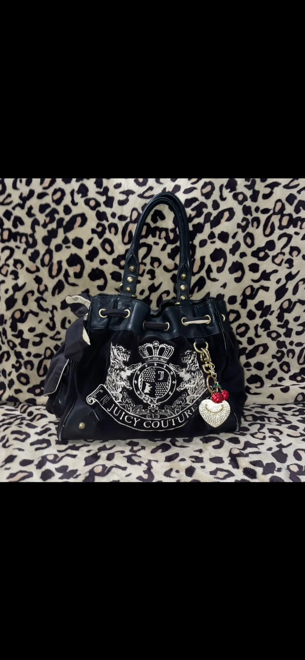 🚨Gratis frakt🚨Säljer min fina Juicy Couture handväska då den inte kommer till användning, den har några slitningar, skriv om du vill ha bilder på det, blir många intresserade så blir det budgivning eller kom med ett prisförslag💕💗. Väskor.
