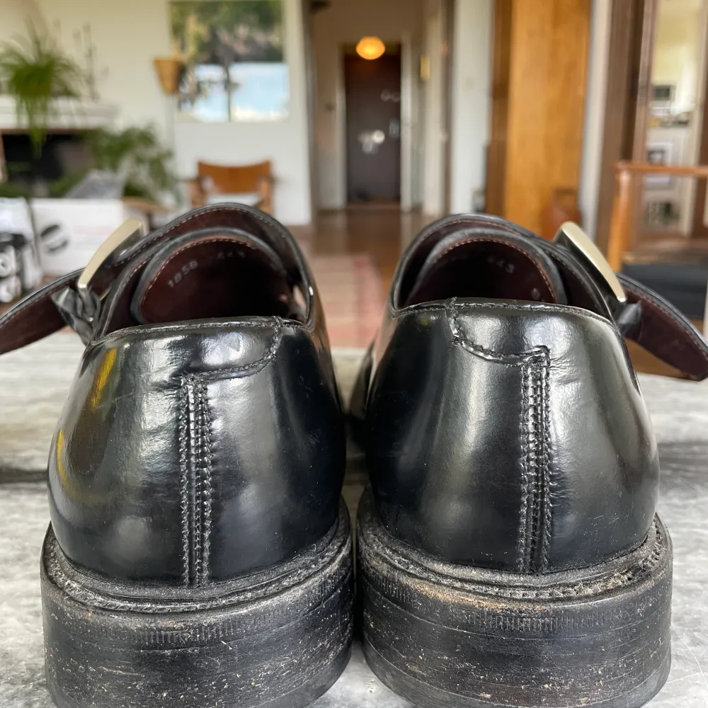 Fräcka Vintage Prada loafers i storlek 40.5 med rektangulär toebox.. Skor.