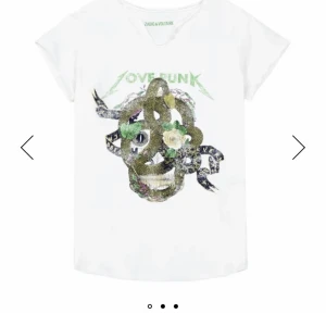 Zadig tröja! - Säljer denna skjukt snygga zadig T-shirten, den är sparsamt andvänd och två pytte små hål på framsidan därav priset. Lånade bilder men kom privat för fler bilder! Priset kan ju såklart diskuteras!!🥰❤️💕